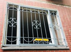Установка решетки распашной металлической РП5 на окно - пример