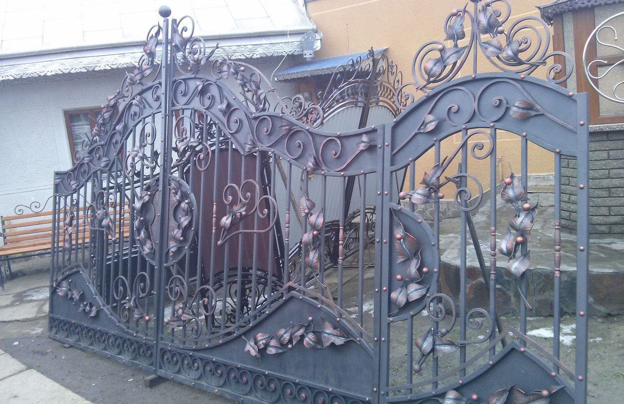 процесс установки кованых ворот металлических