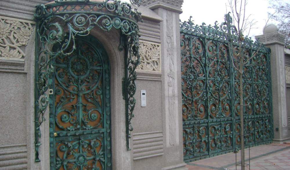 процесс установки кованых ворот металлических